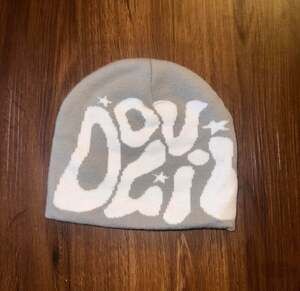 Unisex Gray and White Y2K Star Graphic Knit Beanie